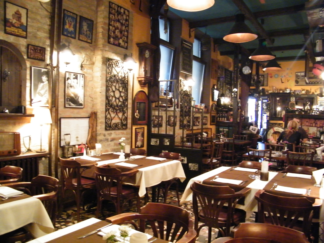 ALO ALO Restaurants Belgrade - Photo 5