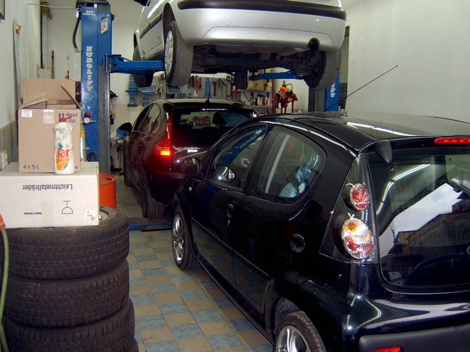 Photo 2 - AUTO SERVICE LAZA Car-body mechanics Belgrade