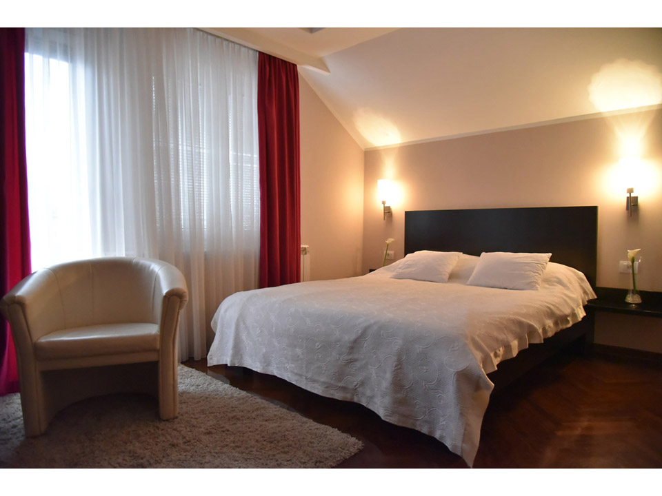 Photo 3 - DOMESTIC CUISINE RESTAURANT PARK SREMCICA Accommodation, room renting Belgrade