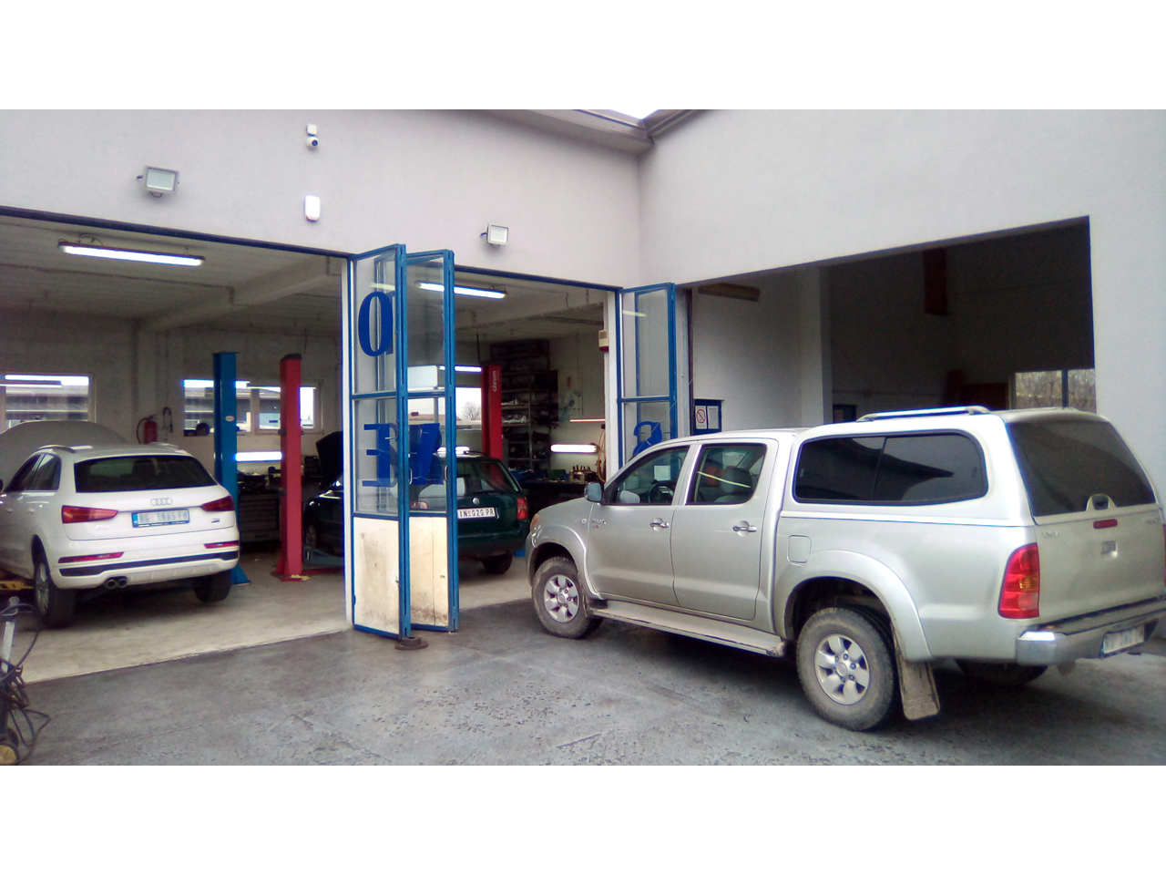 Photo 2 - CAR SERVICE SAVICIC Replacement parts - Wholesale Belgrade
