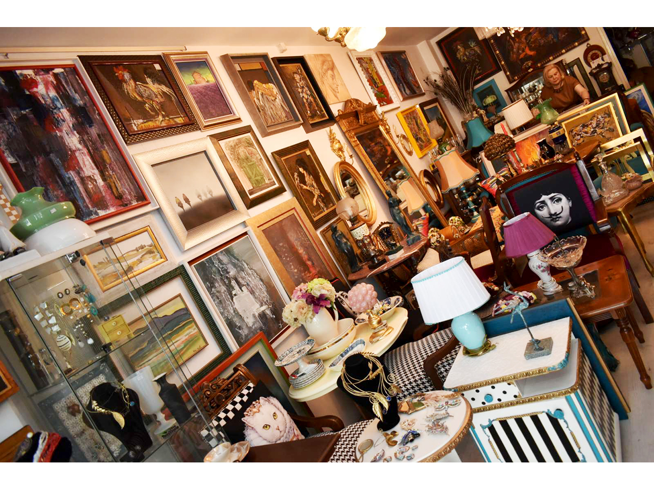 ANTIQUES AND GALLERY MASNA Antique shops Beograd