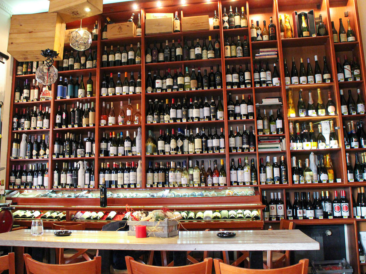 Slika 7 - PAMPOUR BAR Vinoteke, wine shop Beograd