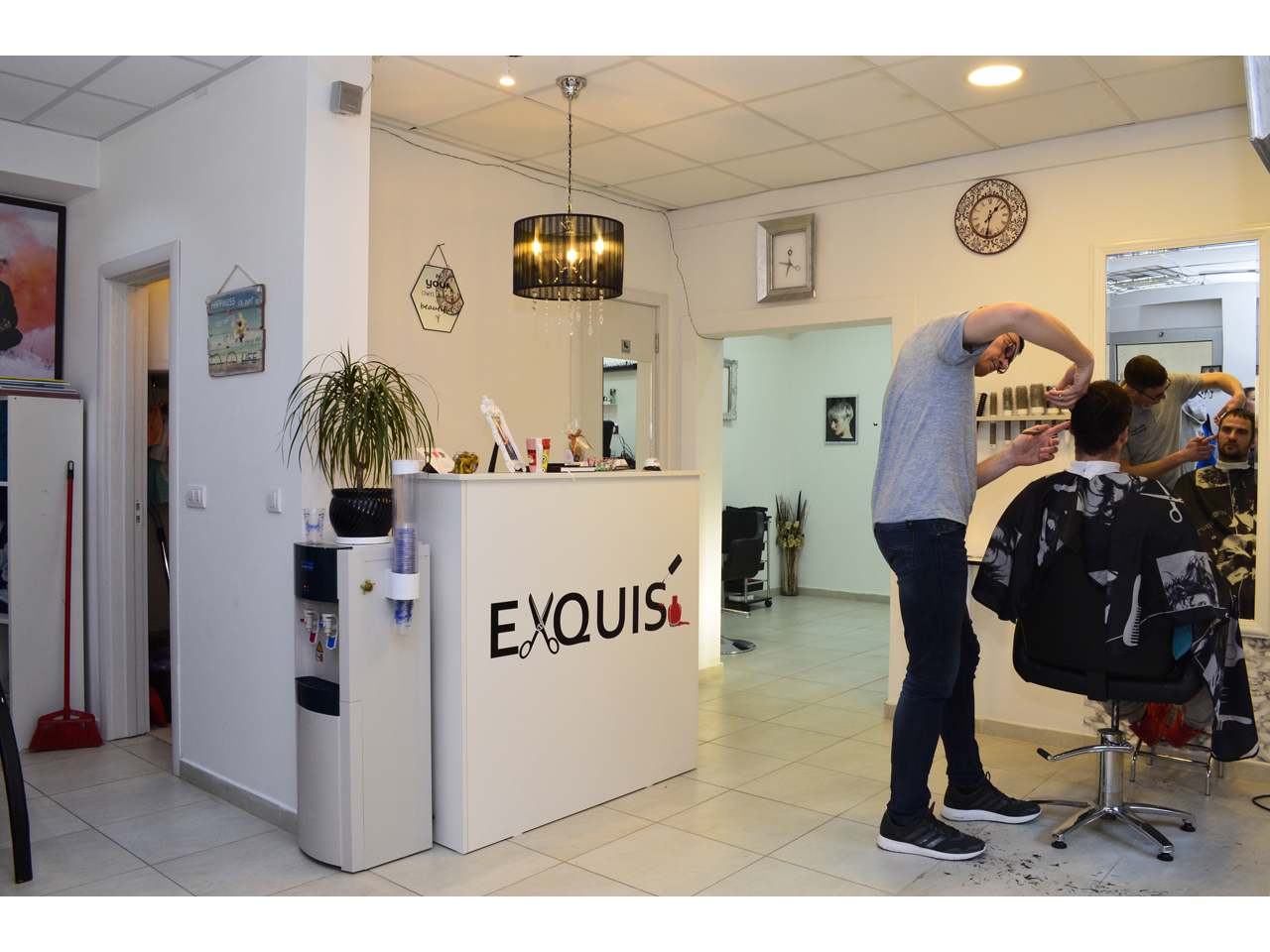 EXQUIS UNISEX HAIR SALON Hairdressers Belgrade - Photo 2