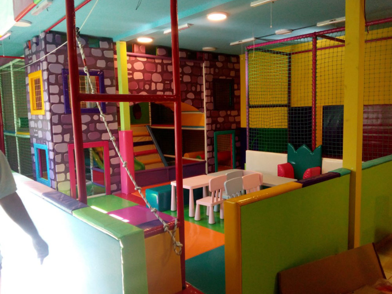 PLAYHOUSE AND BIRTHDAY SHOP CURANCE Dečije igraonice Beograd