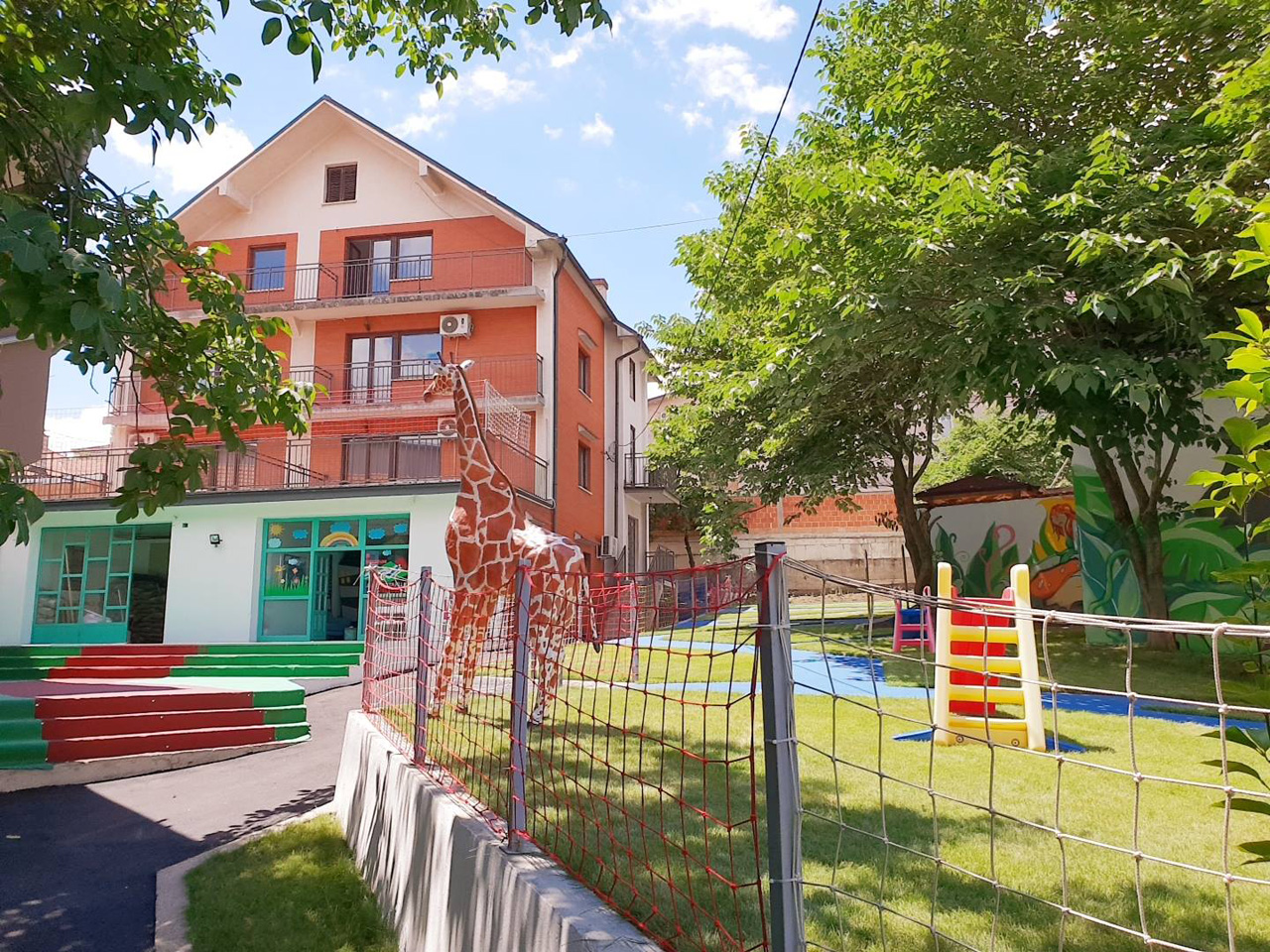PRESCHOOL INSTITUTION MIRIJEVSKO DVORISTANCE Kindergartens Belgrade - Photo 1