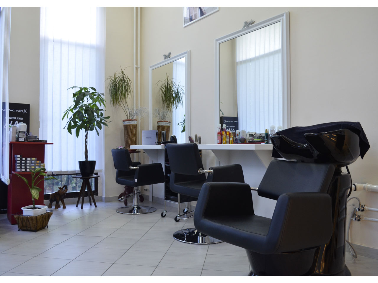 COSMETIC AND HAIRDRESSING STUDIO SI Hairdressers Belgrade - Photo 7