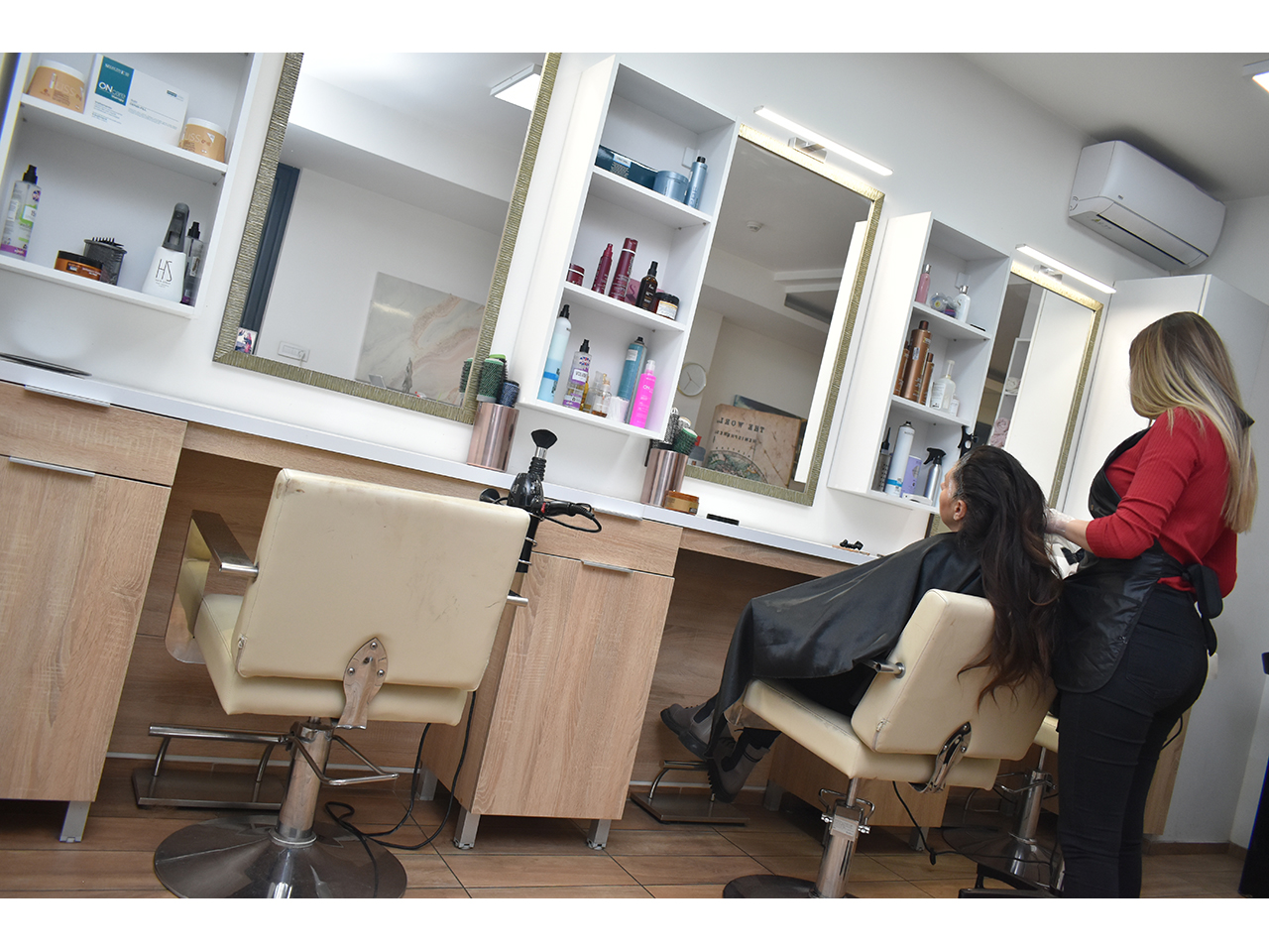 Photo 7 - HAIRDRESSING AND COSMETIC STUDIO SELFIE QUEEN Cosmetics salons Belgrade