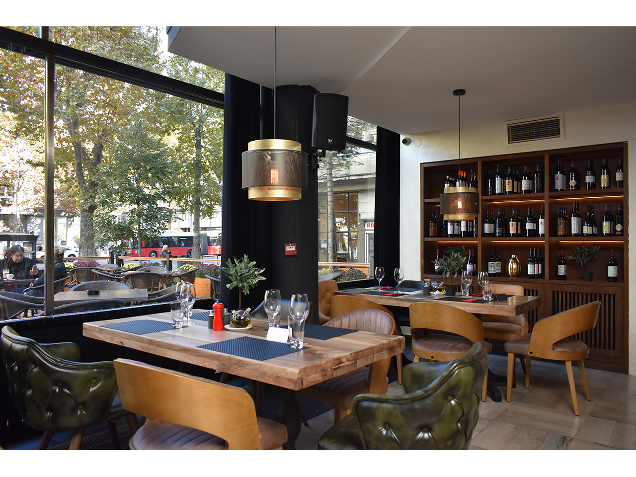 Slika 4 - IZLOG RESTORAN & BAR Restorani Beograd