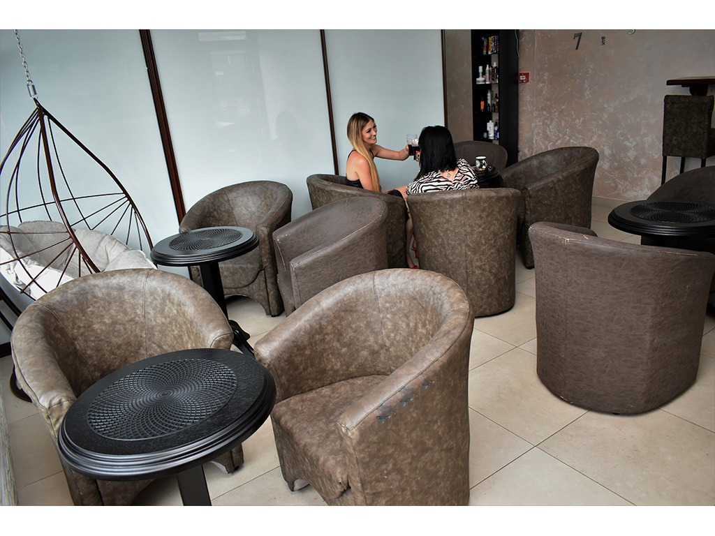 CAFFE & BEAUTY BAR DORA LUX Hairdressers Belgrade - Photo 4