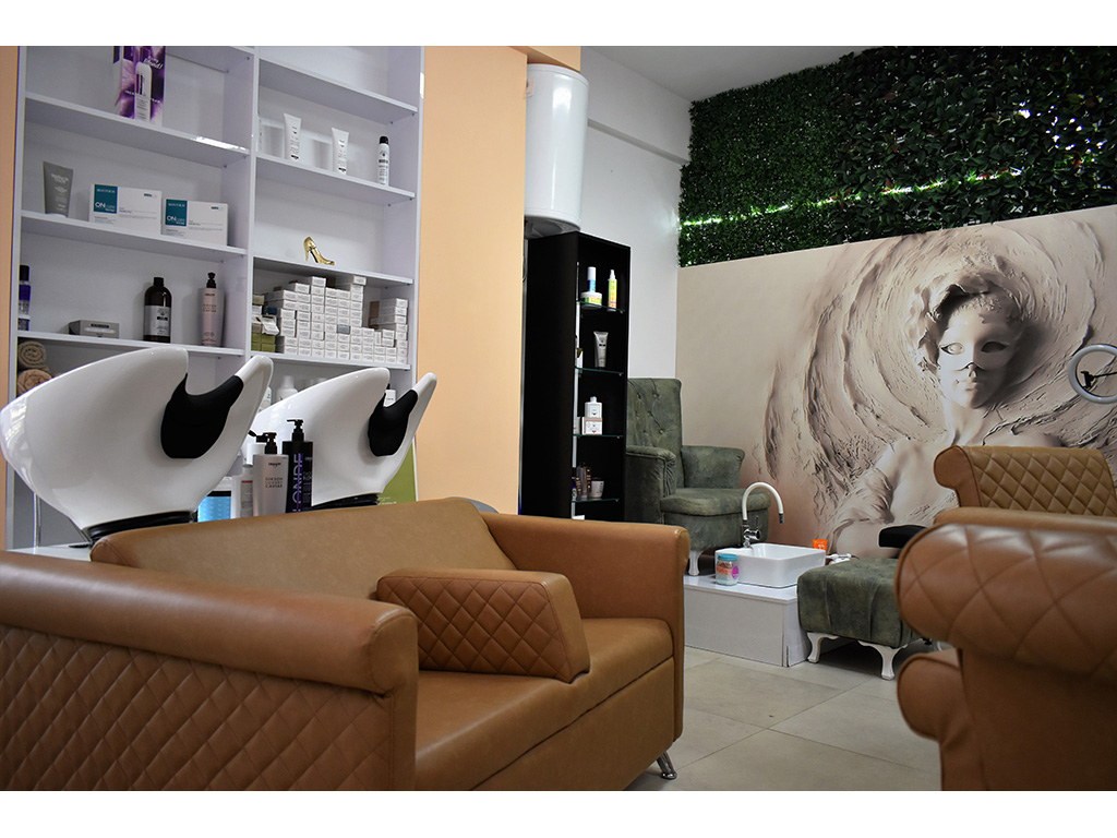 CAFFE & BEAUTY BAR DORA LUX Cosmetics salons Belgrade - Photo 6