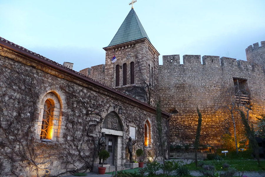 Ruzica: Church with a view of the war