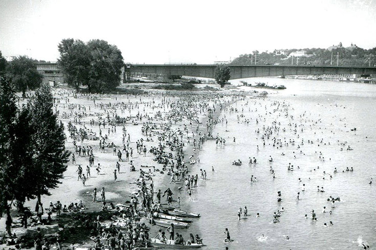 Plaža sa pogledom na Stari grad