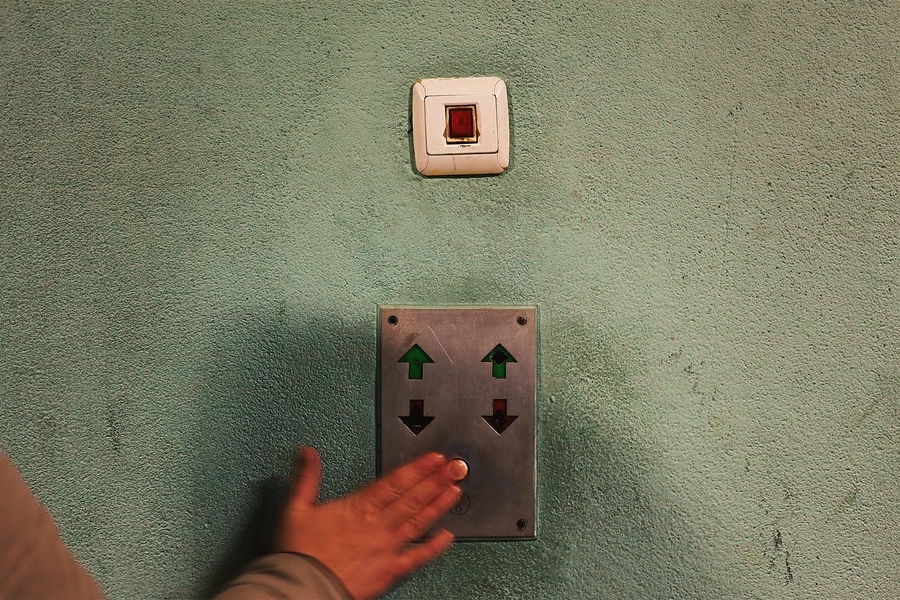 Zašto se korisnici pomole pre ulaska u jedan beogradski lift?