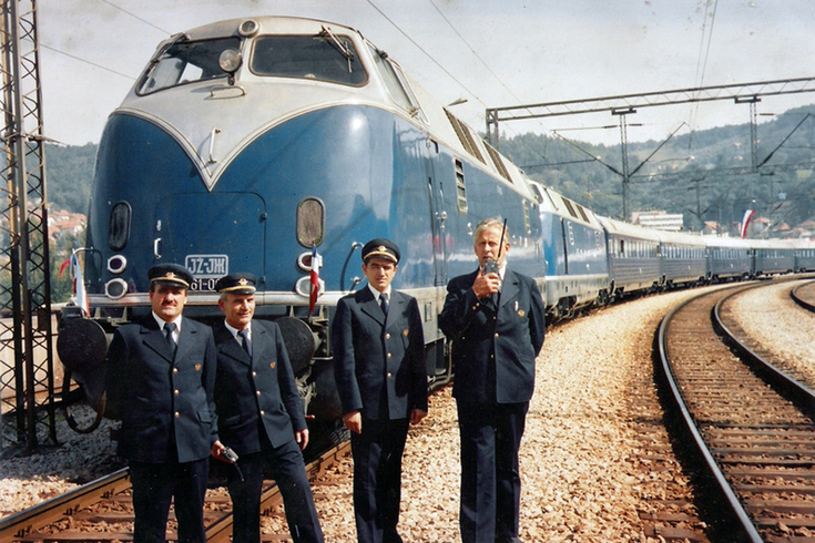 Titov voz plave boje