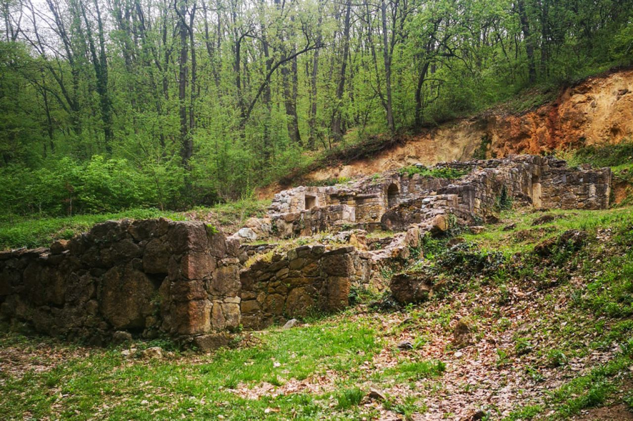 Manastir Kasteljan: srednjevekovni dragulj skriven u šumama Kosmaja