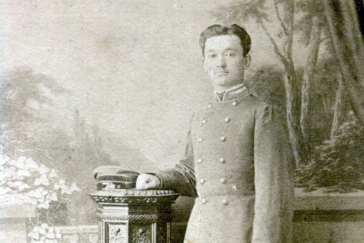 Kada je zakon bio (gotovo) neumoljiv: Umalo iza rešetaka zbog fotografisanja u oficirskoj uniformi