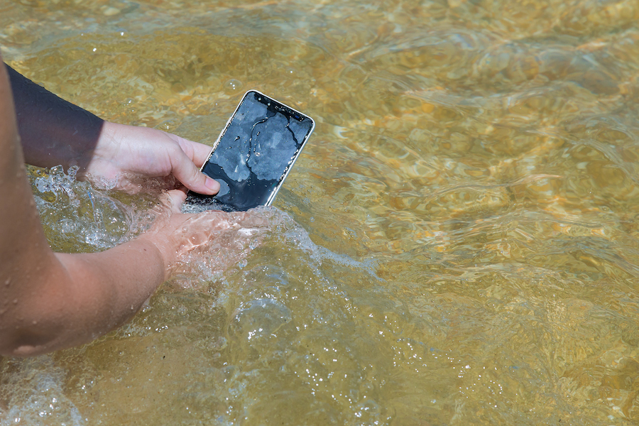 Telefon vam je upao u vodu? Evo šta treba da uradite u tom slučaju
