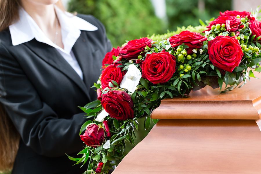 Kako organizovati sahranu ili kremaciju: Saveti za planiranje i pripremu poslednjeg ispraćaja