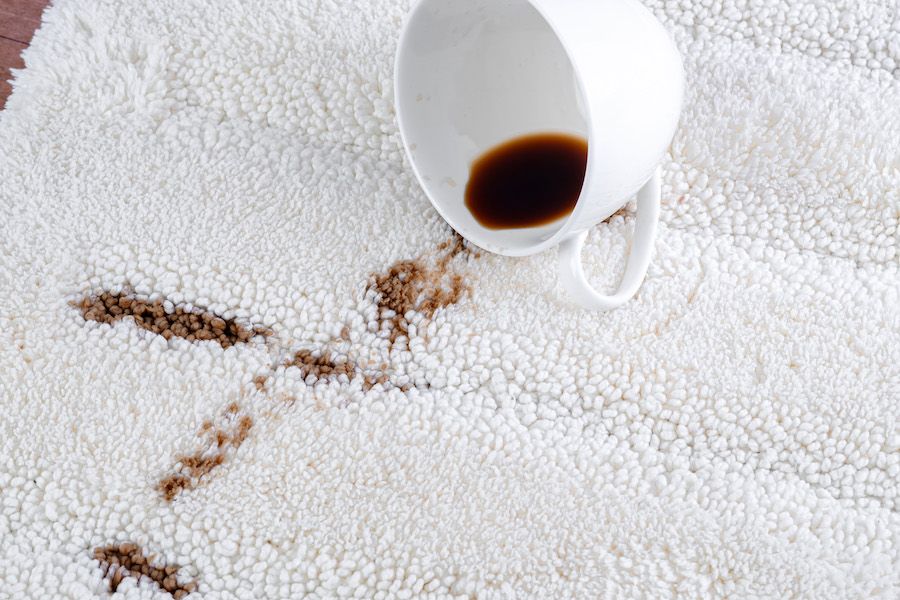 Kako ukloniti fleke od kafe na tepihu?