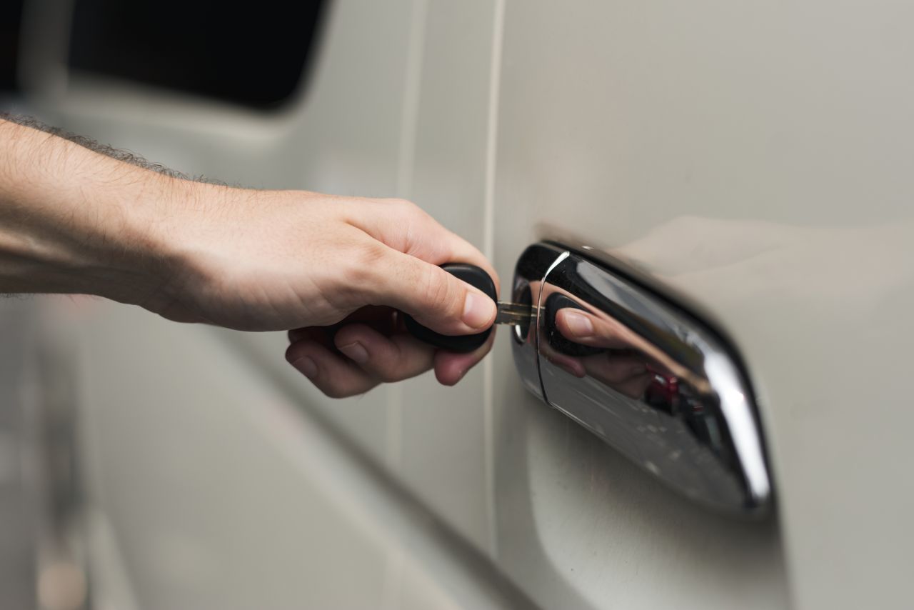 Šta da radite ako vam se zaledi brava automobila