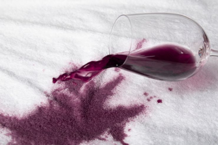 Kako efikasno ukloniti fleku od vina ili masnoće?