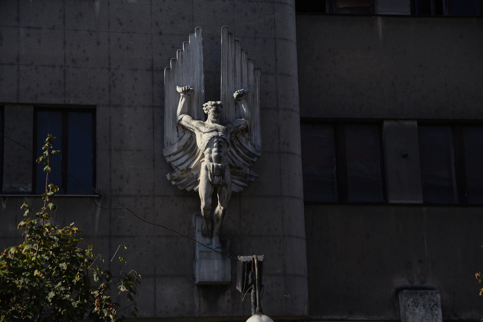 Kip Ikara na zgradi Komande vazduhoplovstva u Zemunu.